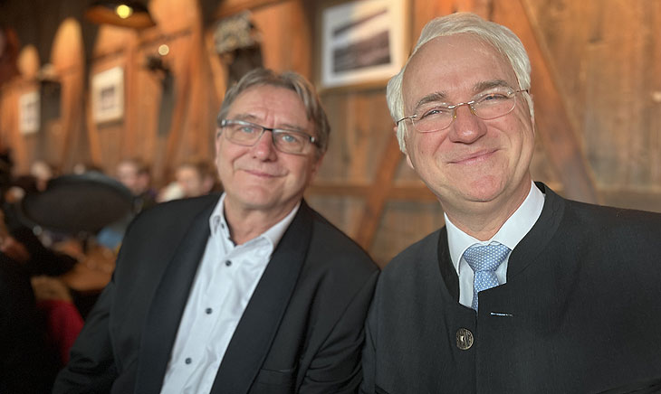 Aviator Anstich 2023 und Derblecken am Flughafen: Ingo Anspach (li.) hatte die regionalen Inhalten zum Derblecken durch Wolfgang Krebs alias Edmund Stoiber vorbereitet (©Foto: Martin Schmitz)